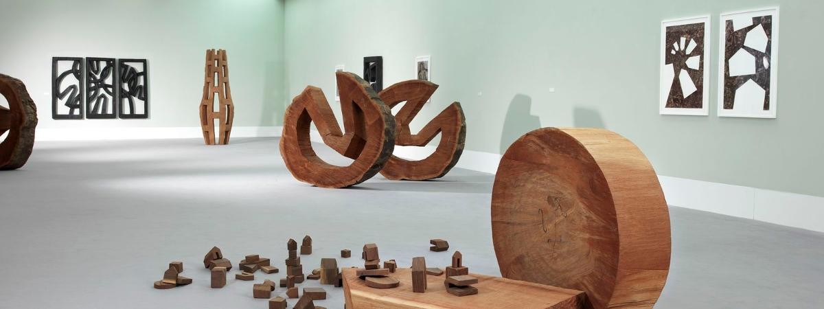 Ausschnitt aus der Ausstellung mit Skulpturen von Werner Pokorny.