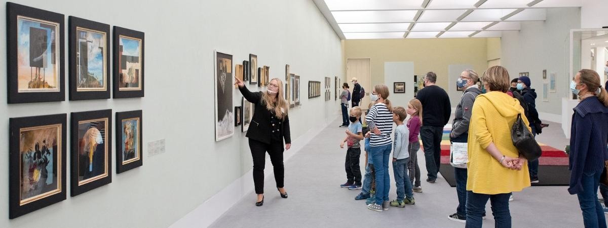Führung durch die Ausstellung "Roland Wesner" mit der Museumsleiterin Saskia Dams.