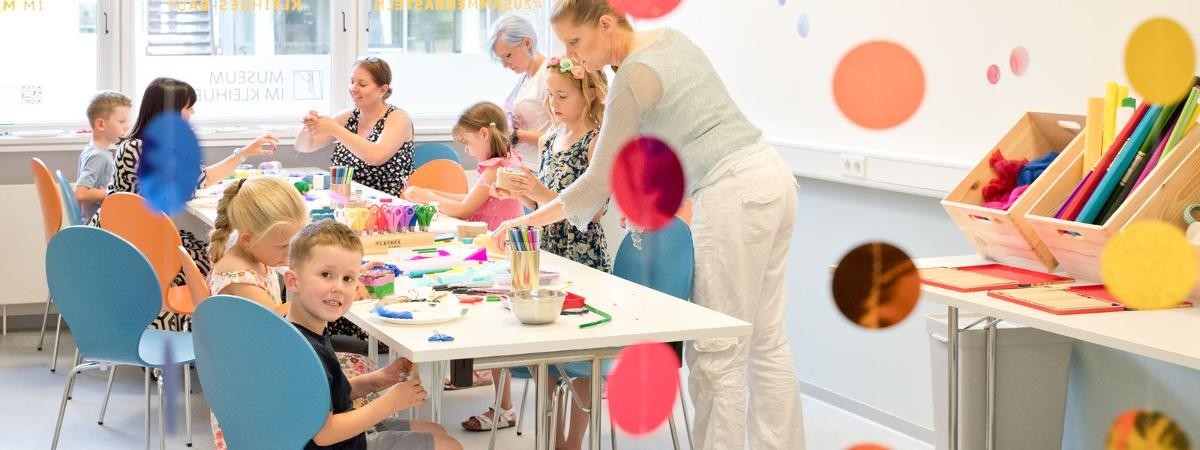 Das Kinderatelier im Museum im Kleihues-Bau. Foto: Ingo Kröner. Kinder beim Bastel-Workshop.