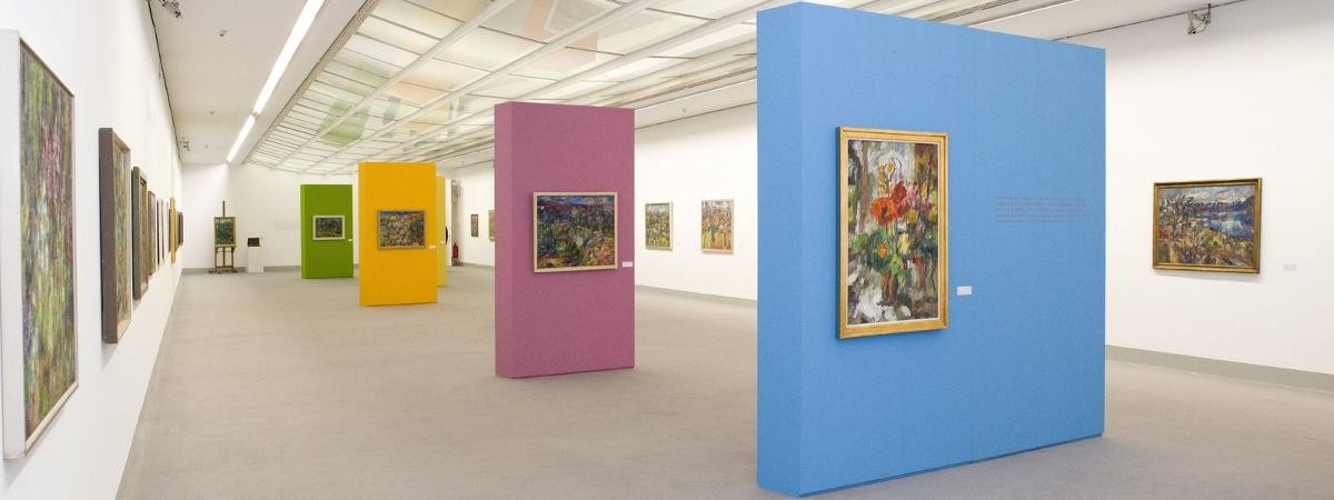 Blick in die Ausstellung "Manfred Henninger - Farbenrausch" 2019 im Obergeschoss des Kleihues-Baus. Foto: Ingo Kröner. Blick in die Ausstellung "Manfred Henninger - Farbenrausch" 2019 im Obergeschoss des Kleihues-Baus.