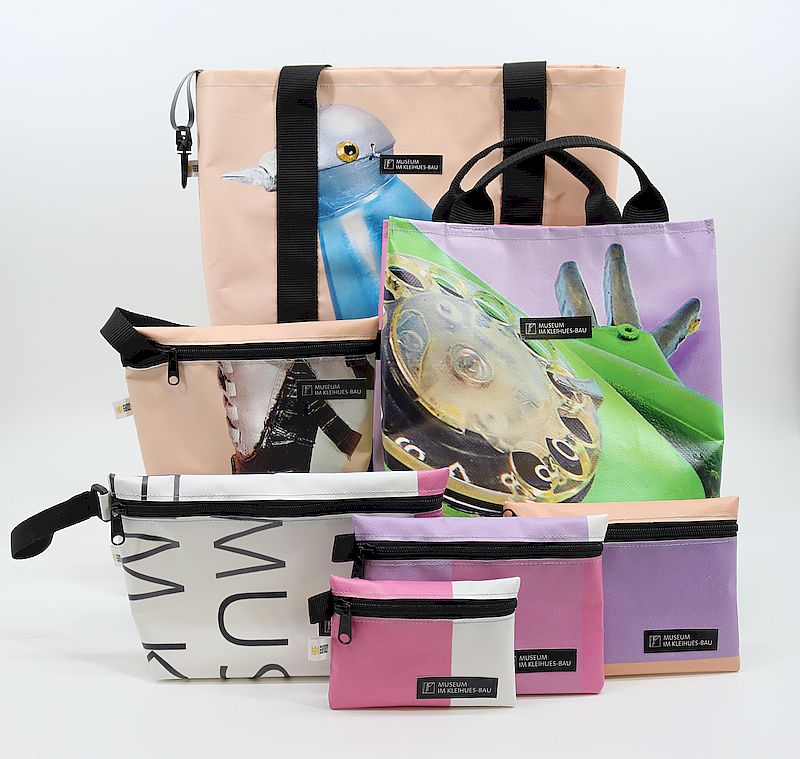 Eingang des Museums im Kleihues-Bau. Eingang des Museums im Kleihues-Bau mit Treppenstufen.