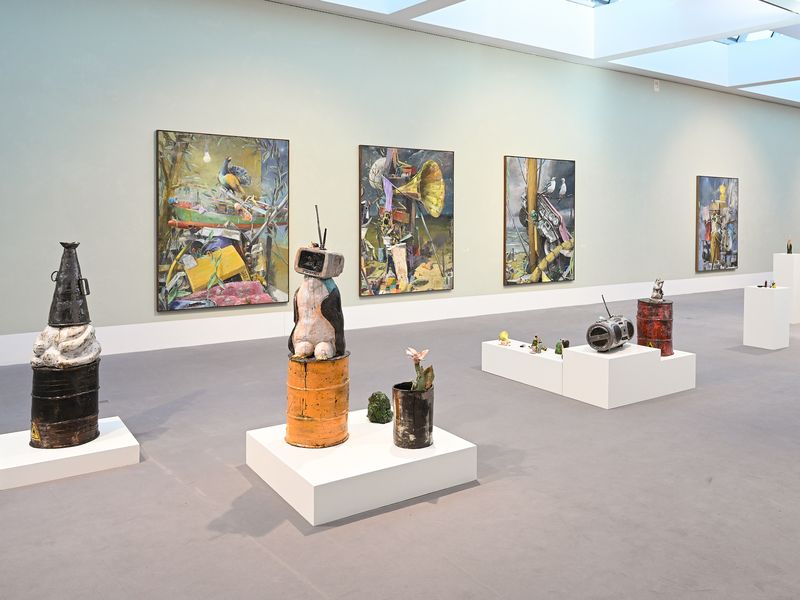 Blick in die Ausstellung "Fritz Bornstück - Summen der Dinge", mit Malerei und Keramiken.
