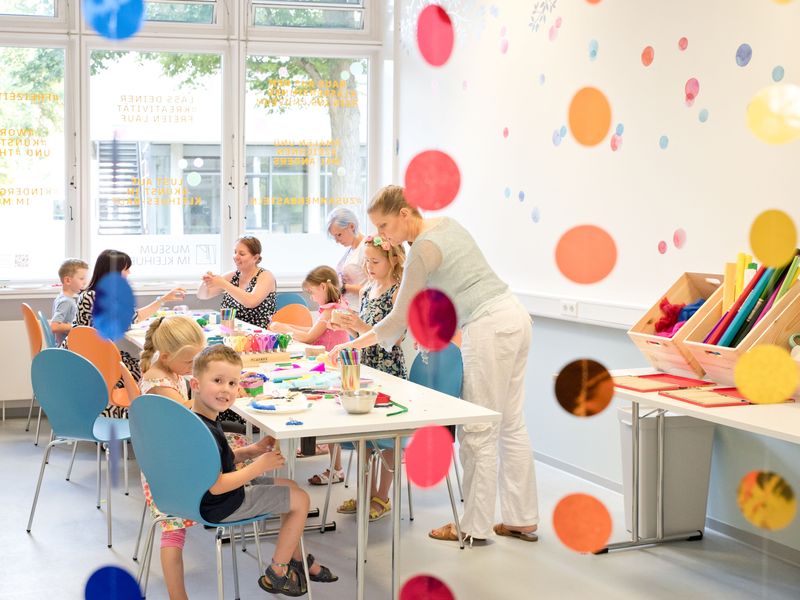 Kinder beim Bastel-Workshop. 