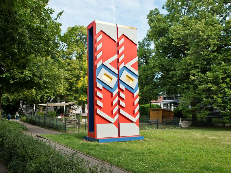 Otto Herbert Hajek, Multiples Element, 1971. Eine Skulptur von Otto Herbert Hajek. Zwei Stelen mit intensiver Farbgebung. Oben und in der Mitte goldene Flächen.