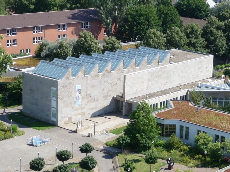 Josef Paul Kleihues, Museum im Kleihues-Bau, 1989. Eine Ansicht des Museum im Kleihues-Bau von oben. Gut zu sehen sind die Scheddächer des Museums.