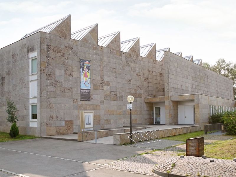 Eingang des Museums im Kleihues-Bau Eingang des Museums im Kleihues-Bau