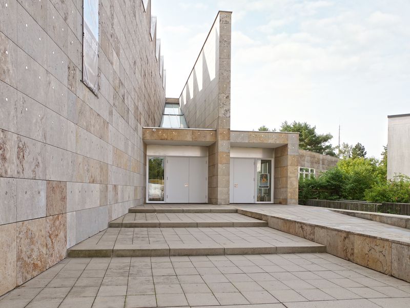 Eingang des Museums im Kleihues-Bau. Eingang des Museums im Kleihues-Bau mit Treppenstufen.