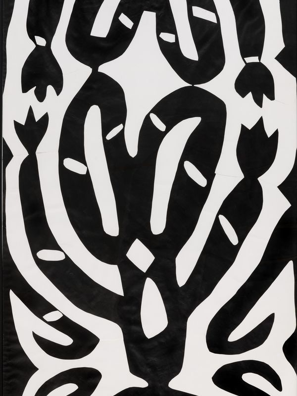 Eine ornamentale Arbeit von Susanna Taras, schwarze Formen auf weißem Grund.