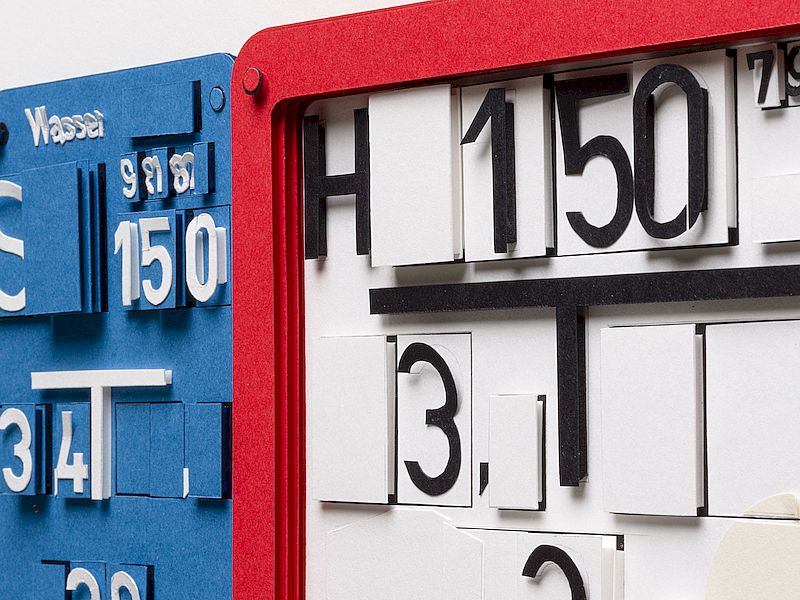 Marion Eichmann, Siebenundsiebzig, 2024, mehrschichtige Papiercollage, 62 x 42 x 4 cm, Detail © Marion Eichmann, VG Bildkunst, Bonn 2026. Detailaufnahme von Marion Eichmanns Arbeit „Siebenundsiebzig“ von 2024. Es handelt sich um eine mehrschichtige Papiercollage.