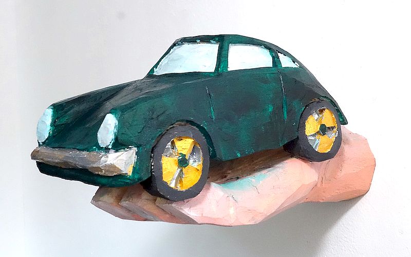 Daniel Wagenblast, HandAuto, 2023, Holz bemalt, 30x14x12cm. Foto: Daniel Wagenblast.