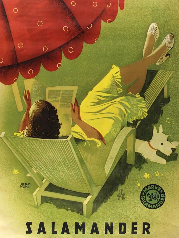 Ein Salamander-Werbeplakat von Franz Weiss. Eine Frau liegt auf einem Liegestuhl und liest Zeitung. Unter dem Stuhl liegt ein weißer Terrier, über ihr ragt ein roter Sonnenschirm mit weißem Muster in das Bild hinein.