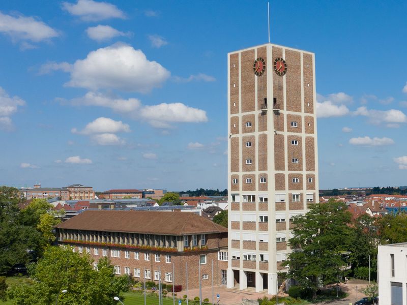 Paul Bonatz, Rathaus mit Wasserturm, 1935. Ein Foto vom Rathaus mit Wasserturm an einem leicht bewölkten Tag.